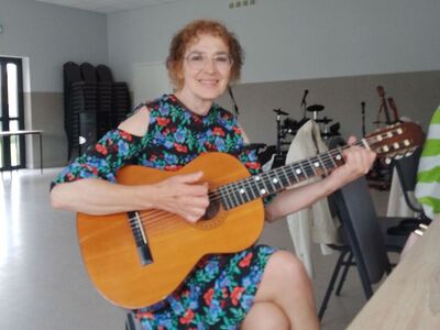Józefa Aleksa Bauer z gitarą.