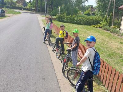 Dzieci na rowerach gotowe do wyjazdu.