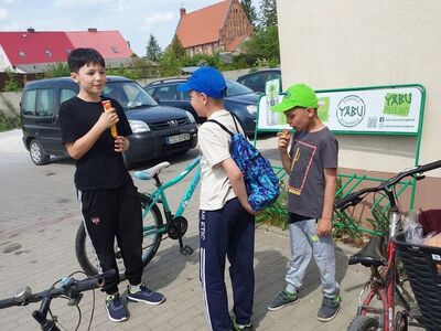 Dzieci w trakcie spożywania lodów.
