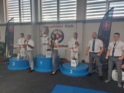 Na podium za zajęcie trzeciego miejsca - Zuzanna Krótka oraz sędziowie.