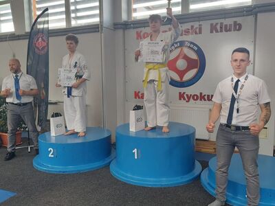 Na podium za zajęcie pierwszego miejsca - Bartłomiej Podbereżny.
