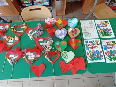Laurki dla mam wykonane przez wychowanków z PWD Laski z okazji Dnia Matki.