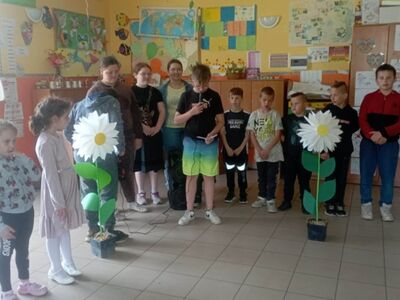 Dzieci z PWD z Lasek podczas występu z okazji Dnia Matki.
