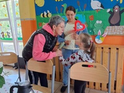 Dzieci z PWD z Lasek składają życzenia swojej mamie.