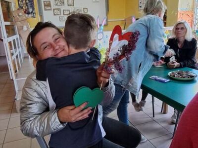 Dzieci z PWD z Lasek składają życzenia swojej mamie.