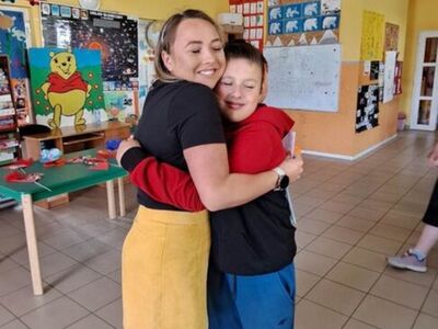 Dzieci z PWD z Lasek składają życzenia swoim mamom.