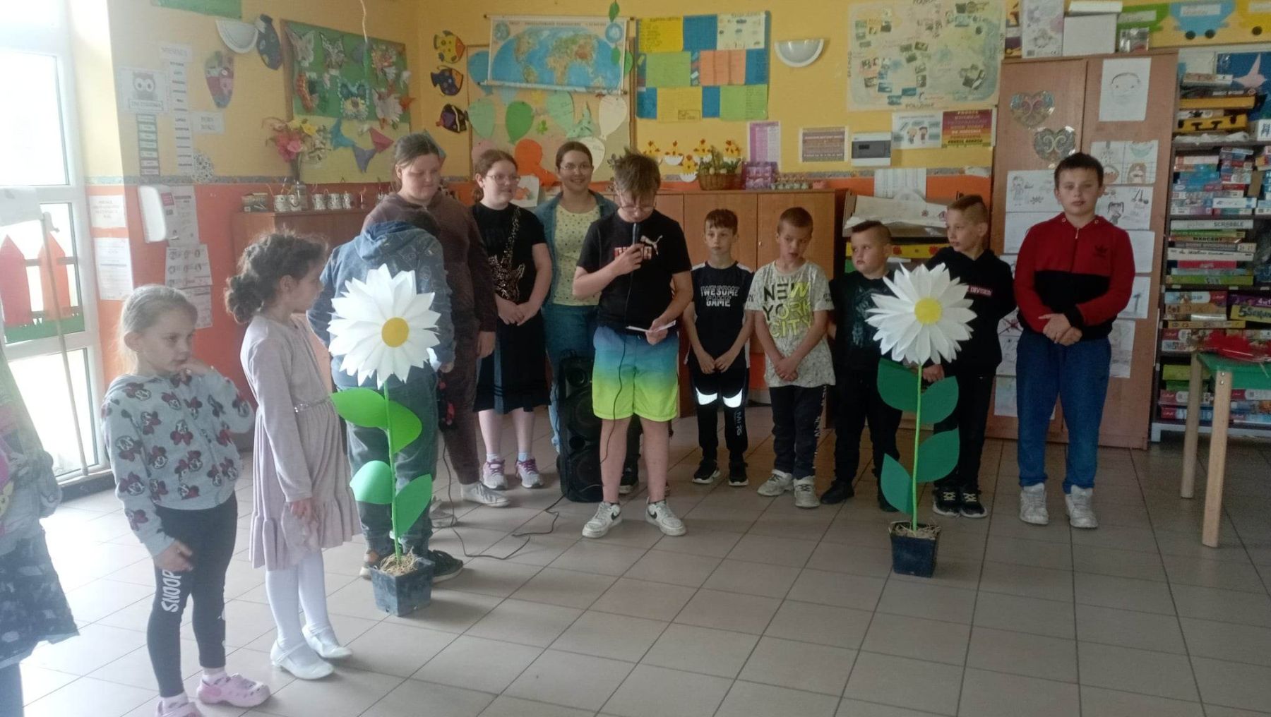 Dzieci z PWD z Lasek podczas występu z okazji Dnia Matki.