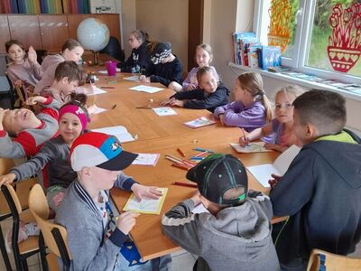 Dzieci przygotowują laurki z okazji Dnia Mamy.