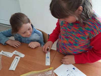 Dziewczynki zapoznają się z przedmiotami używanymi przez pielęgniarkę.