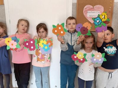 Dzieci prezentują wykonane laurki.