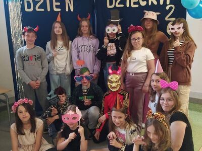 Uczniowie klasy czwartej podczas zabawy dyskotekowej.
