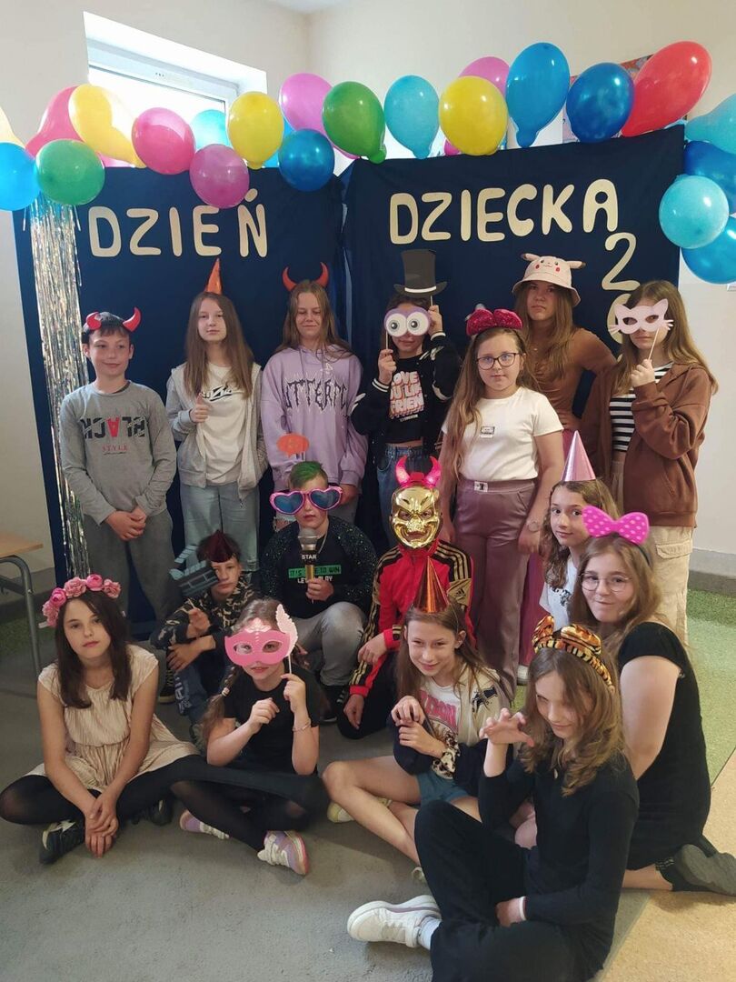 Uczniowie klasy czwartej podczas zabawy dyskotekowej.