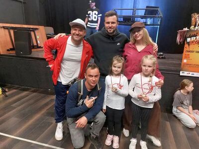 Kornelia Kornacka i Hanna Kopertowska z Malechowskiej Misji Breaka z sędziami zawodów w Szczecinie.