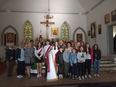 Wspólne zdjęcie uczniów i pracowników SP Lejkowo w kościele.