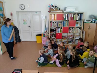 Pracownik Stacji Sanitarno-Epidemiologicznej w trakcie prelekcji,