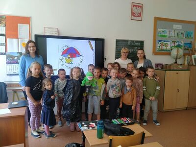 Uczniowie wraz z  pracownikiem Stacji Sanitarno-Epidemiologicznej oraz opiekunami.