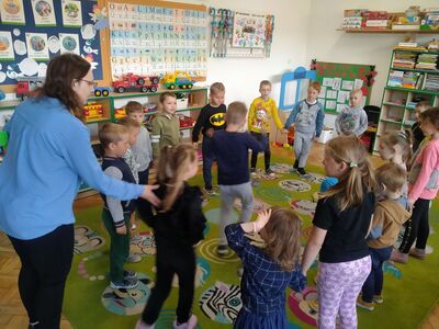 Zabawa w trakcie spotkania edukacyjnego.