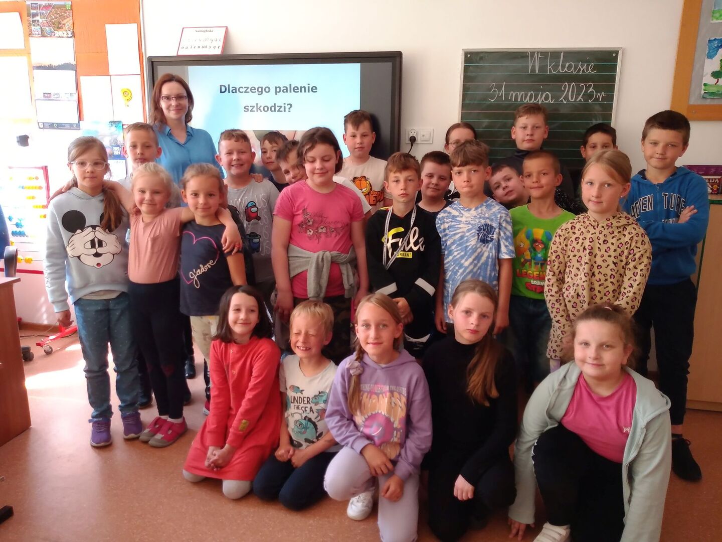 Uczestnicy prelekcji z pracownikiem Stacji Sanitarno-Epidemiologicznej.