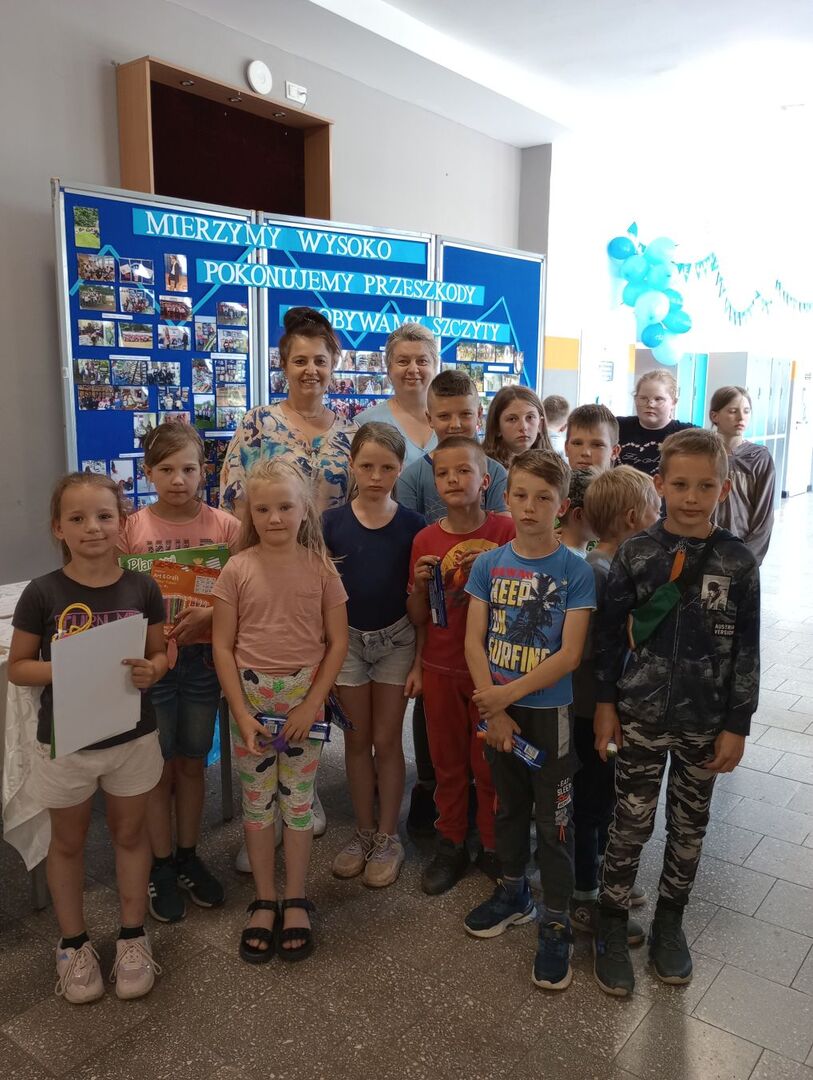 Dzieci z SP Lejkowo pozują do zdjęcia.