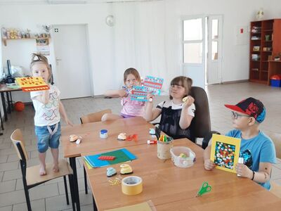 Dzieci wykonują laurki dla mam.
