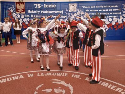 Uczniowie w trakcie występu artystycznego.