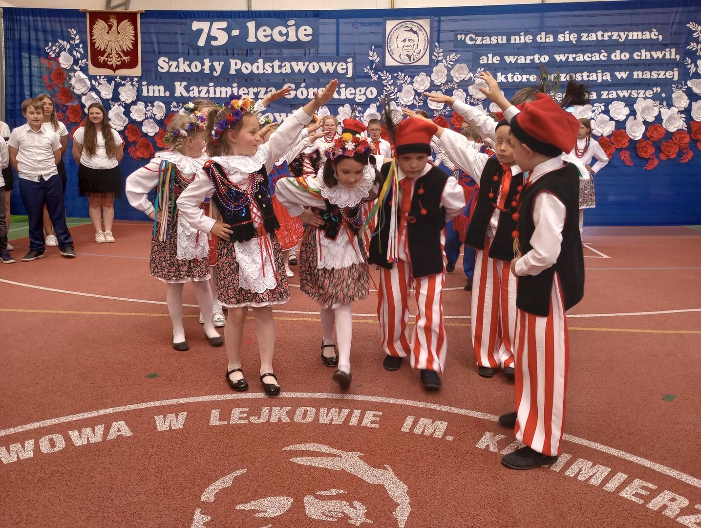 Uczniowie w trakcie występu artystycznego.