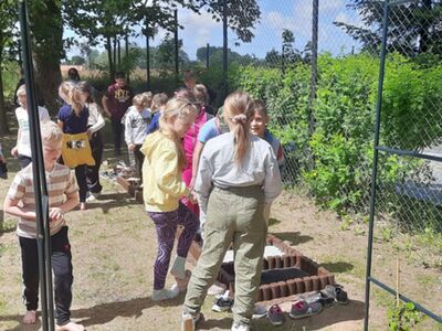 Dzieci z Zespołu Szkolno - Przedszkolnego podczas zakończenia projektu "Klasa pod chmurką".