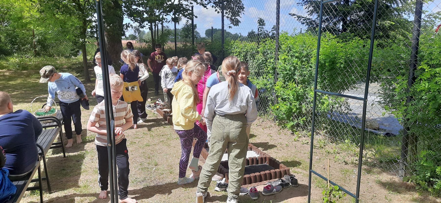 Dzieci z Zespołu Szkolno - Przedszkolnego podczas zakończenia projektu "Klasa pod chmurką". 