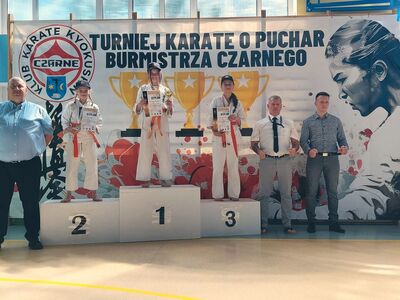 Karatecy na podium. Na trzecim miejscu podium - Zuzanna Krótka.