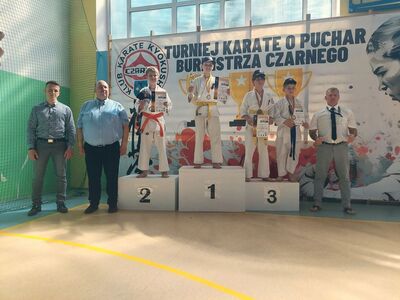 Adam Klemba na drugim miejscu podium w kategorii kumite chłopców.