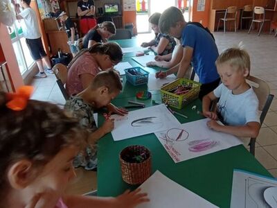 Wychowankowie z PWD Laski wykonują plakaty o szkodliwości wyrobów tytoniowych.