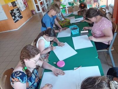 Wychowankowie z PWD Laski wykonują plakaty o szkodliwości wyrobów tytoniowych