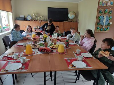 Dzieci w trakcie spożywania posiłku.