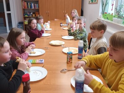 Dzieci z Ostrowca w trakcie degustacji naleśników.