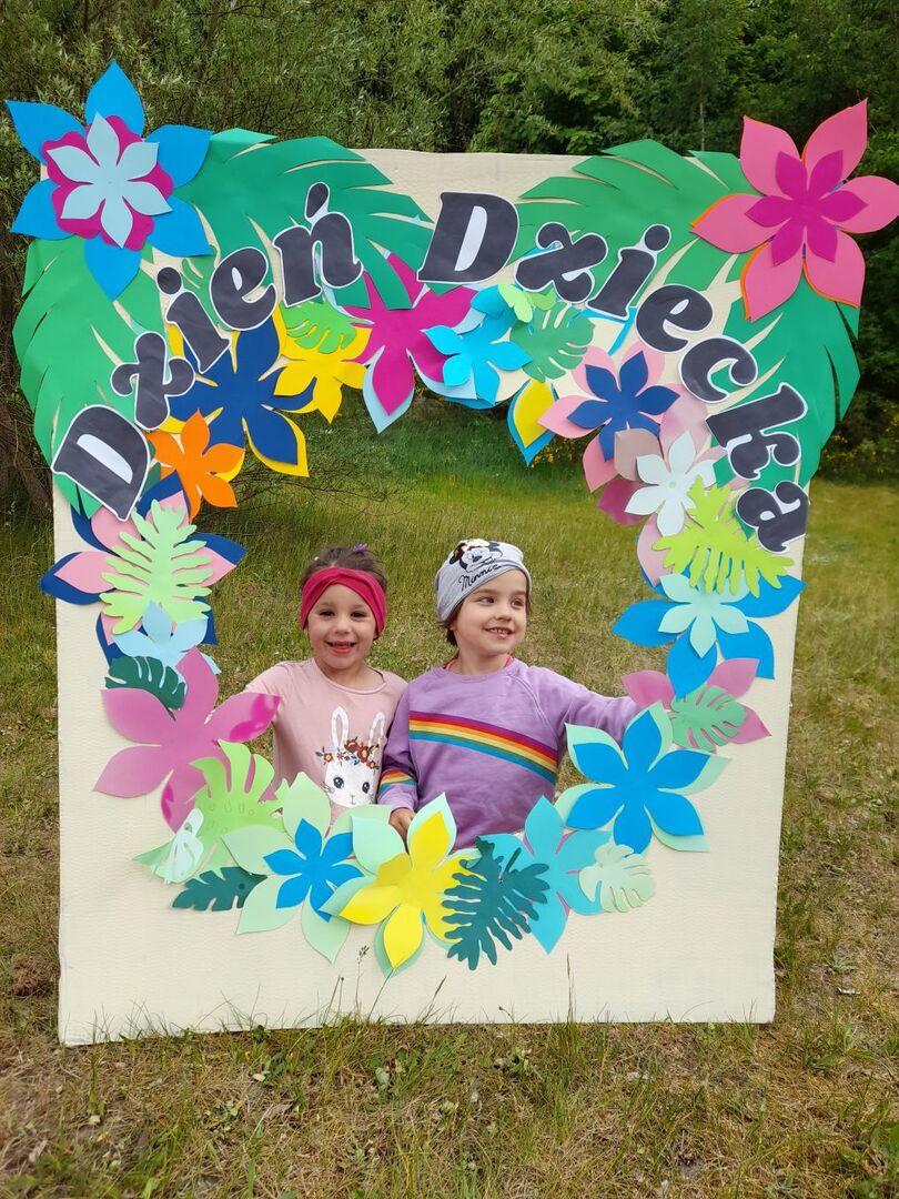 Dwie dziewczynki pozujące do zdjęcia w fotoramce "Dzień Dziecka"