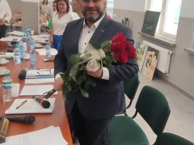 Wójt Radosław Nowakowski z kwiatami.