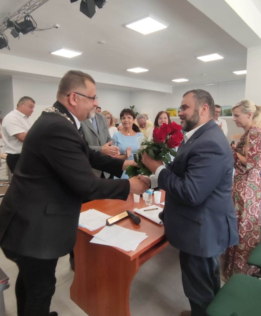 Przewodniczący Rady Gminy wręcza wójtowi kwiaty.