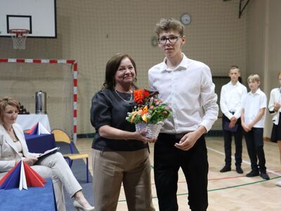 Uczniowie dziękują pani dyrektor.