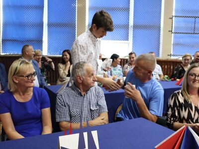 Uczniowie klasy ósmej dziękują pracownikom szkoły.