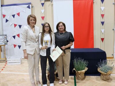 Uczennica klasy ósmej otrzymuje wyjątkowe podziękowanie- Nobelka.