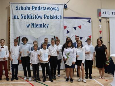 Uczniowie klasy piątej z wychowawcą i panią dyrektor.