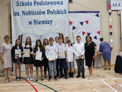 Uczniowie klasy szóstej z wychowawcą i panią dyrektor.