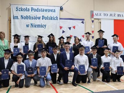 Uczniowie klasy ósmej z wychowawcą i panią dyrektor.