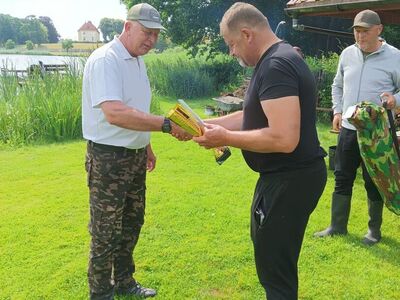Moment wręczenia nagród przez czlonka Koła PZW Niemica.