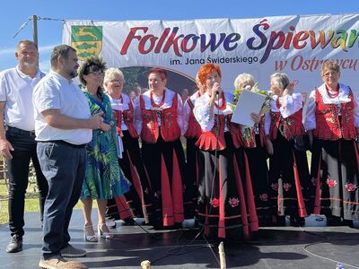 XIII Folkowe Śpiewanie z zespołem Ostrowianie nad jeziorem w Ostrowcu.