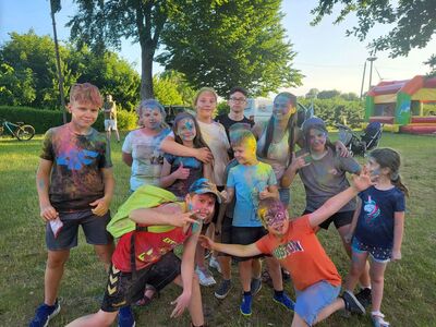 Uczestnicy pikniku w Karwicach po wyrzucie proszków Holi.