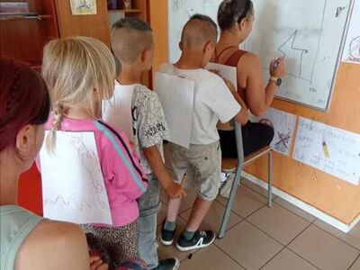 Dzieci z PWD Laski podczas zabawy integracyjnej.