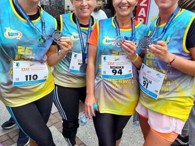  Pracownice Urzędu Gminy Malechowo pozują z medalami podczas XXVI Biegu Samorządowego Bursztyn Jarosławca.