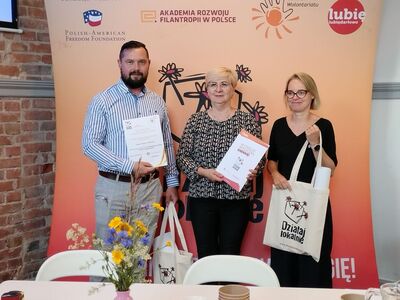 Przedstawiciele Klubu Sportowego Arkadia Malechowo wraz z Koordynatorem Darłowskiego Centrum Wolontariatu - Joanną Witkowską.