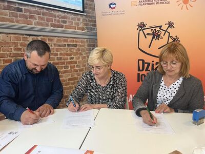 Podpisanie umowy - przedstawiciele Stowarzyszenia dla Ziemi Malechowskiej.
